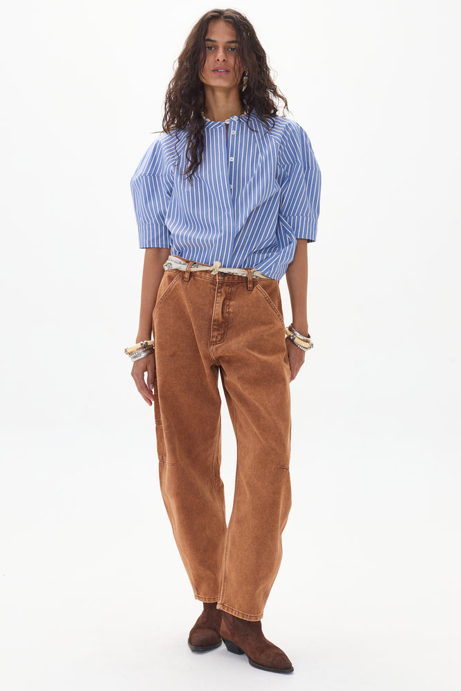 
                  
                    AMBAR, Barrel Jeans - Caramel
                  
                