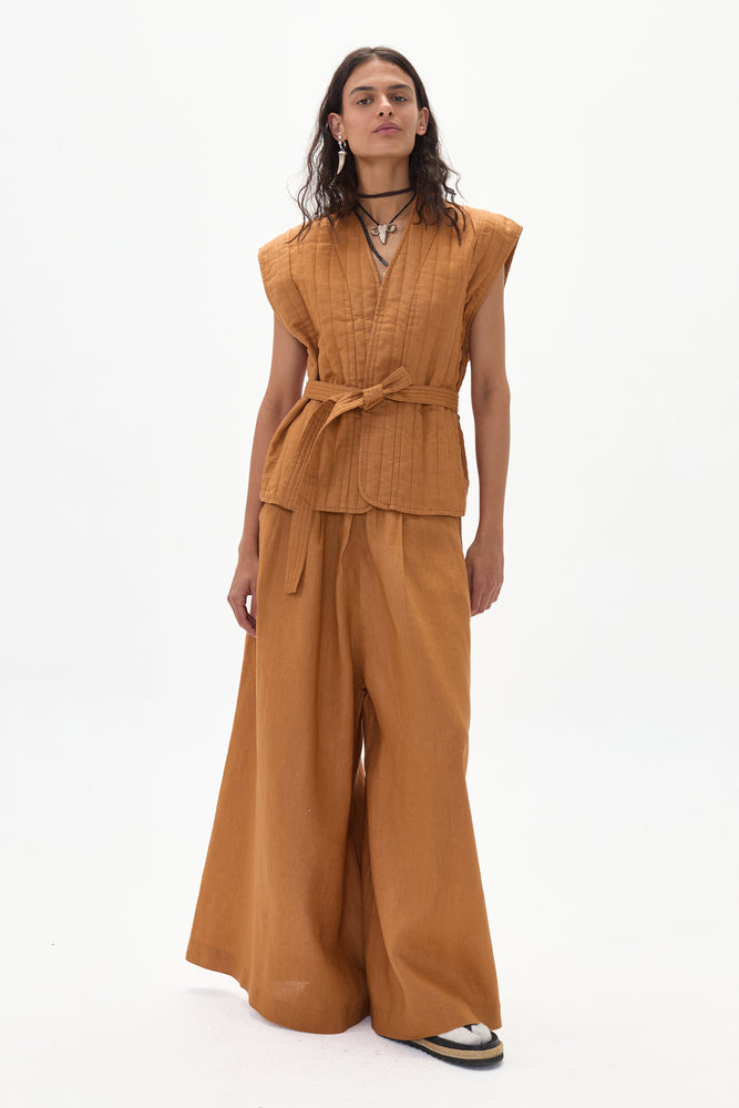 
                  
                    Pantalón Sabi en Lino - Caramel
                  
                